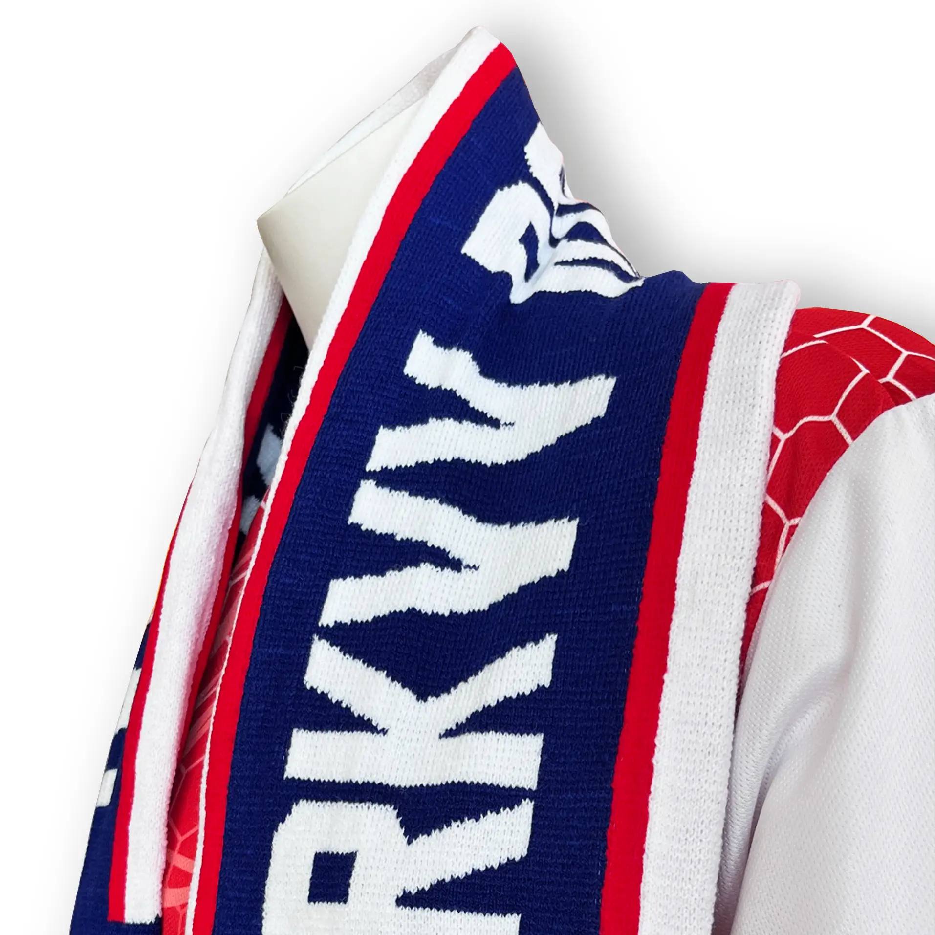 RKVV Roosendaal Supporterssjaal - Rkvv shop sjaal closeup model 1 - RKVV Roosendaal Supporters Sjaal